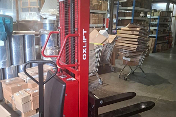 Надежный помощник для склада: штабелер с электроподъемом OXLIFT SES15 