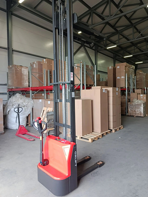 Отгрузка: самоходный штабелер OXLIFT PSE15L 3600 мм 1500 кг GEL 24V/75Ah