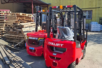 Двойная отгрузка: два дизельных погрузчика OXLIFT для склада стройматериалов