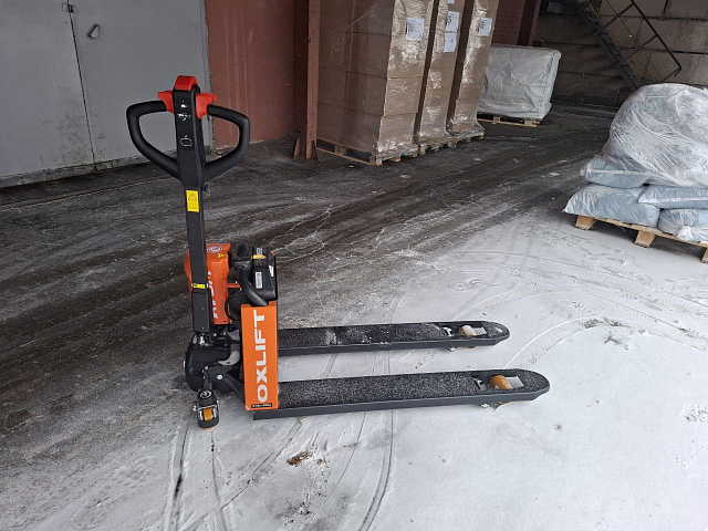 Как компактная самоходная тележка OXLIFT помогла мебельному складу в Казани разгрузить персонал и ускорить отгрузки на 35% 