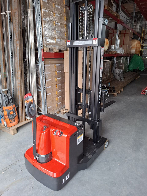 Самоходный штабелер с противовесом OXLIFT TBB10-4X