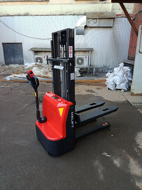 Самоходный штабелер OXLIFT AX15 поехал на склад стройматериалов