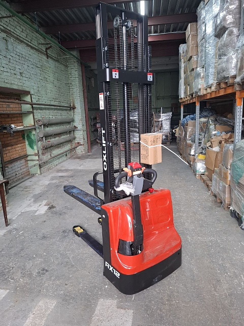 Отгрузка: самоходный штабелер OXLIFT AX12 3500 мм 1200 кг