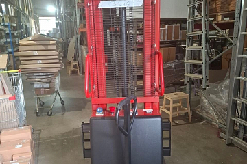 Надежный помощник для склада: штабелер с электроподъемом OXLIFT SES15 