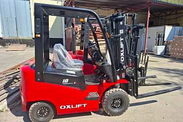 Двойная отгрузка: два дизельных погрузчика OXLIFT для склада стройматериалов